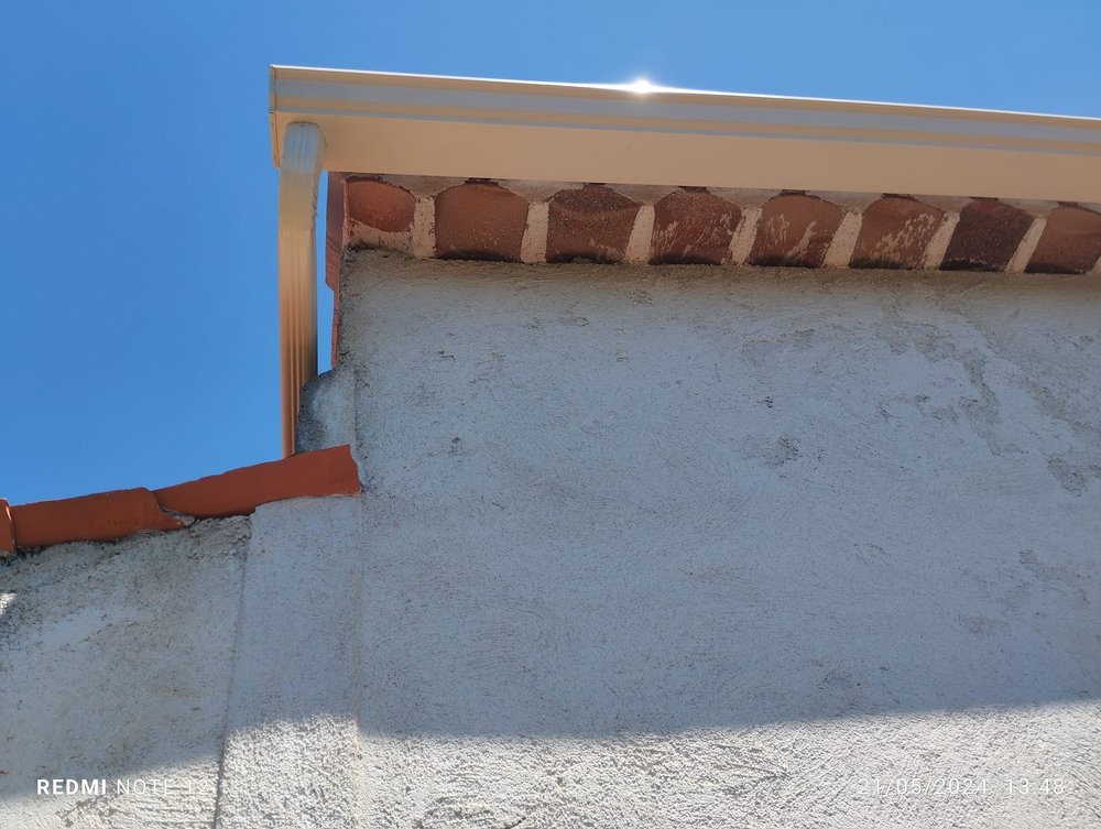 Gouttière installée au coin du toit