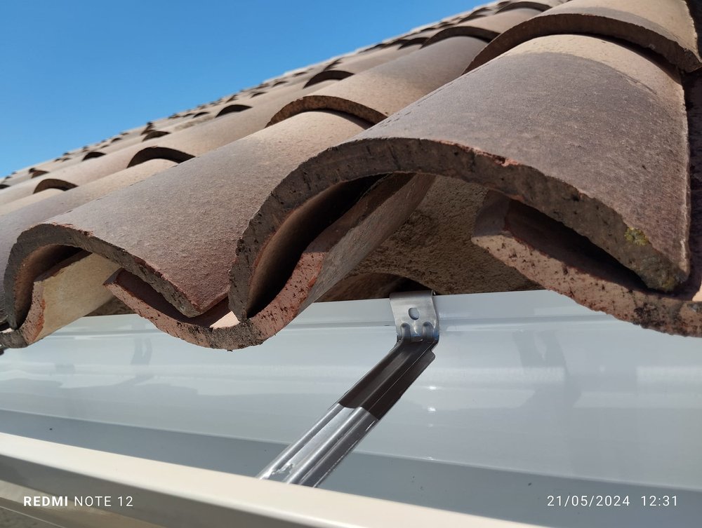 Détail pose gouttière sur tuile