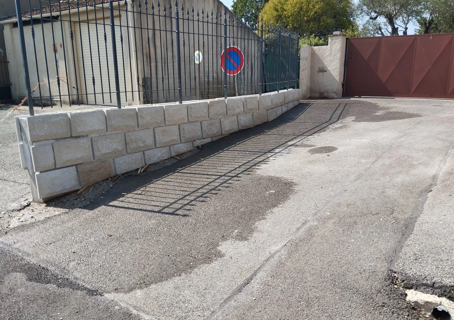 Muret neuf avec portail, réalisation Garden Consortium