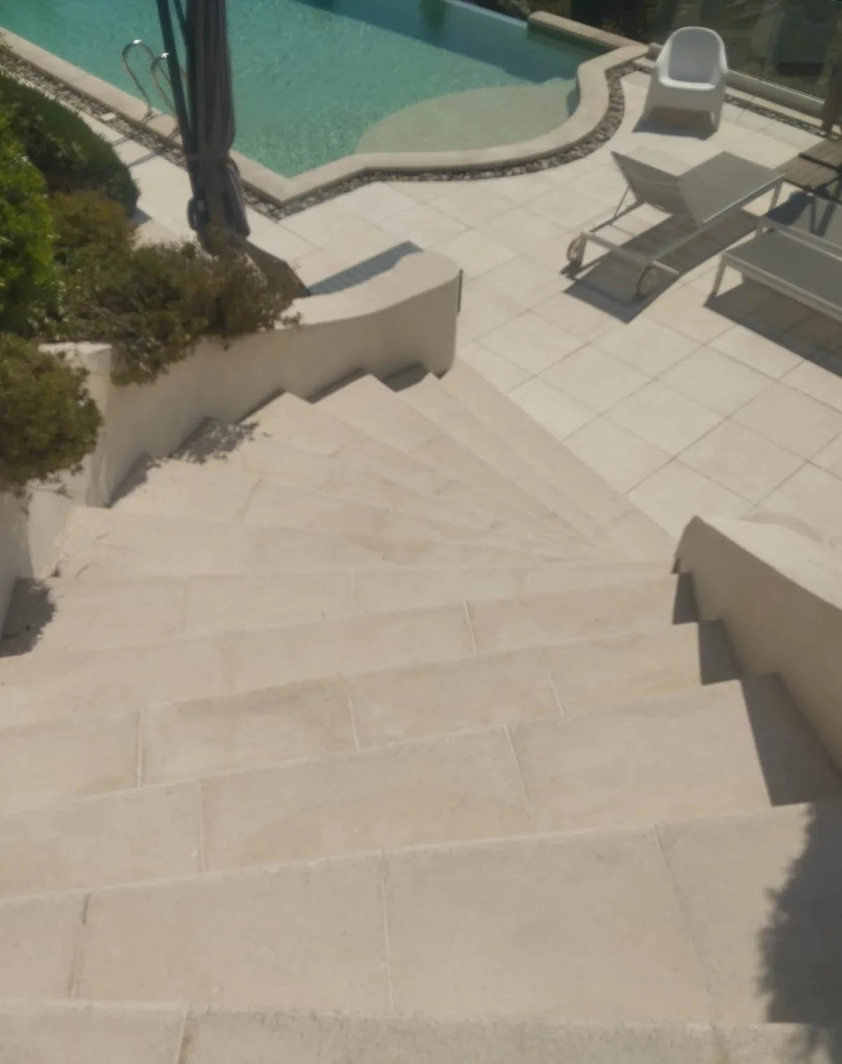 Terrasse et espace vert aménagé, villa Côte d'Azur